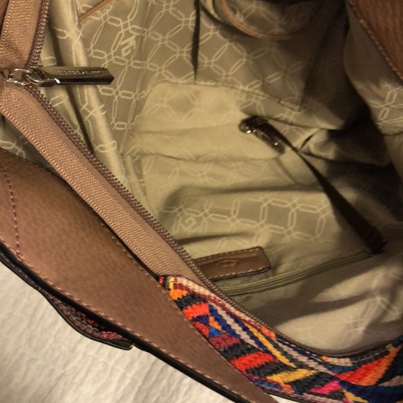 Marina Galanti large bag with removable strap.  Zipper close - Picture 9 of 10